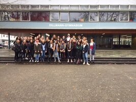 Devant le lycée de Stuttgart (Dillmann-Gymnasium) avec les Français et leurs (...)