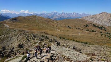 11/09 : En pleine ascension... Au fond, le massif des Écrins.