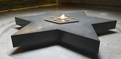 Dans la crypte, la flamme en hommage au martyr juif inconnu